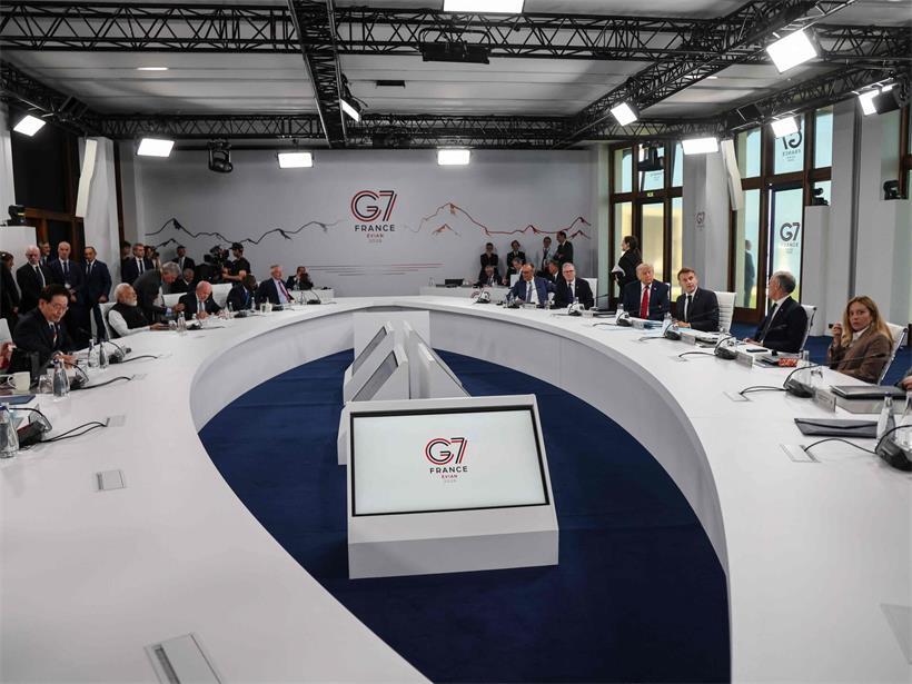 G7-Gipfel in Evian: harmonische Runde der Staats- und Regierungschefs im Tagungsraum mit Gästen
