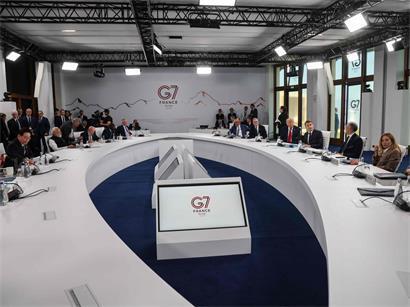 G7-Gipfel in Evian: harmonische Runde der Staats- und Regierungschefs im Tagungsraum mit Gästen