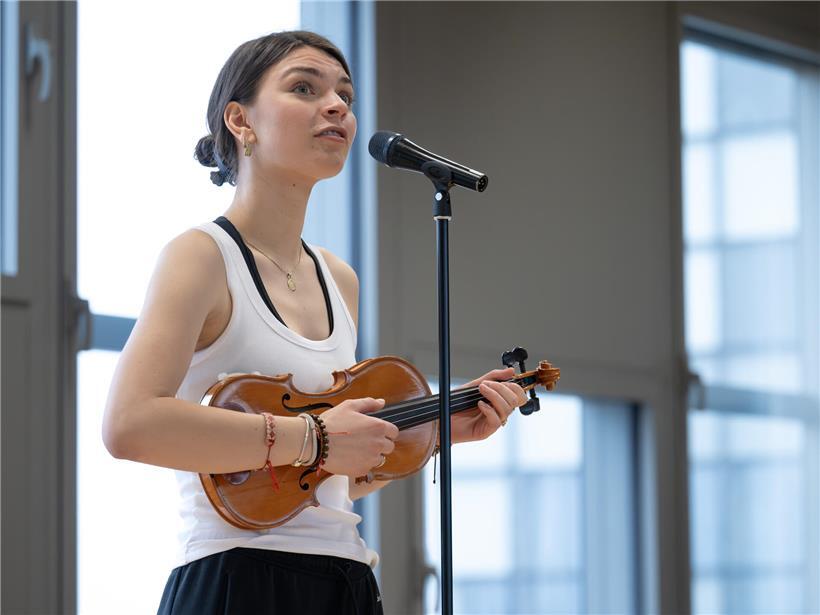 Eva Marija spielt leidenschaftlich Geige, ein zentrales Element ihres musikalischen Lebens.