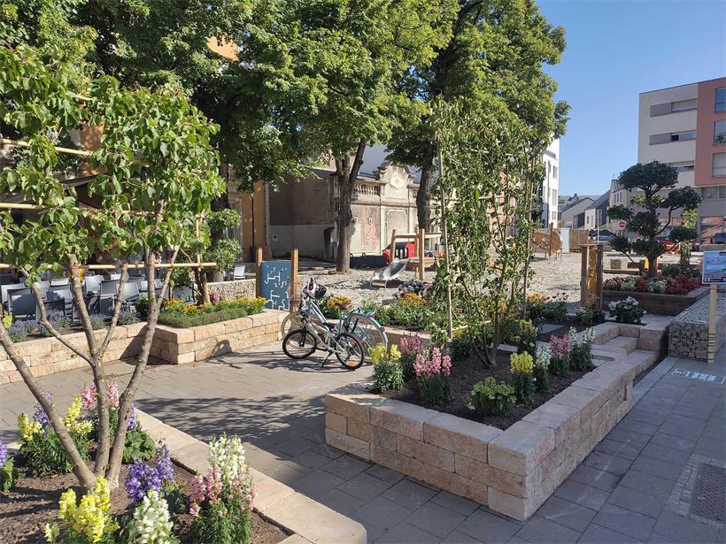 Provisorische Blumenbeete und Spielplatz auf Place des Remparts ersetzen Parkplätze in der Gemeinde