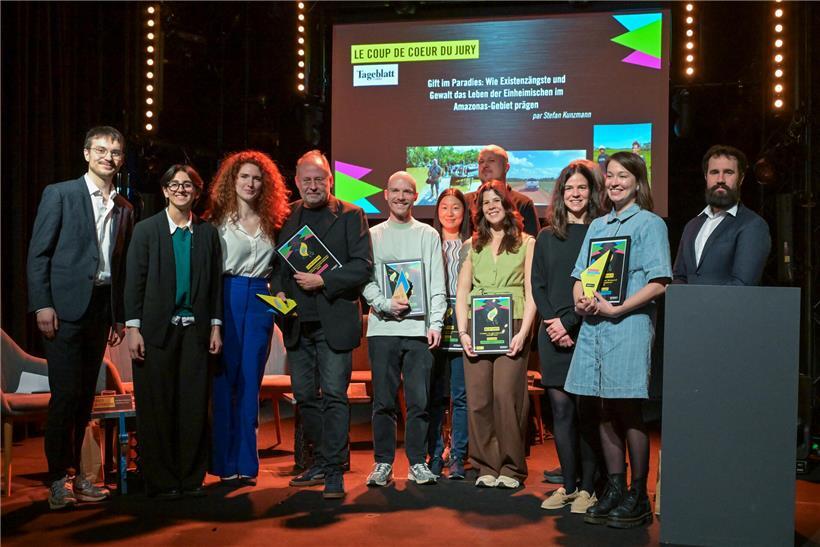 Gewinner des Amnesty-Medienpreises 2024 bei der feierlichen Preisverleihung, strahlend mit Urkunden und Trophäen