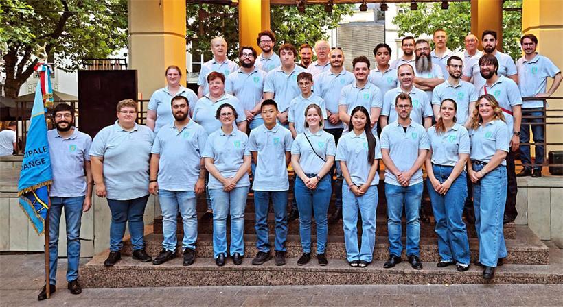 HMD-Team beim Saisonabschluss auf der Plëss im letzten Jahr, Outdoor-Event mit Teilnehmern und Naturkulisse