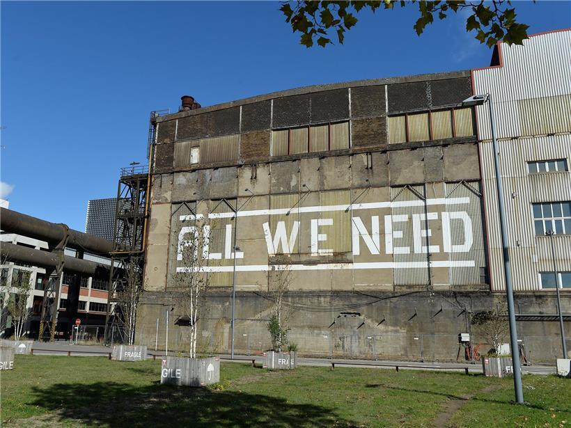 Hall des soufflantes als historisches Stahlwerk-Museum im Minette-Bergbaugebiet mit Industrieanlagen und Maschinen.