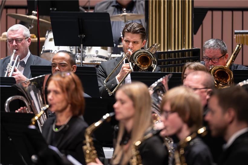 Harmonie Municipale Esch-sur-Alzette spielt Heavy Metal live im Escher Theater, November 2024, energiegeladener Konzertmoment