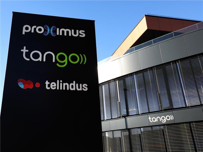 Eingang der Hôpitaux Robert Schuman in Luxemburg mit neu vergebenen 692-Telefonnummern für Patientenservice