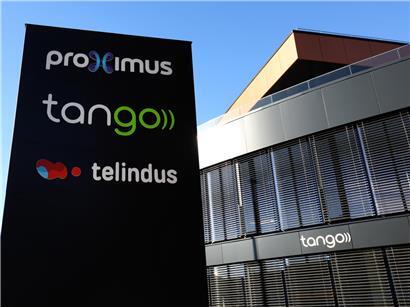 Eingang der Hôpitaux Robert Schuman in Luxemburg mit neu vergebenen 692-Telefonnummern für Patientenservice