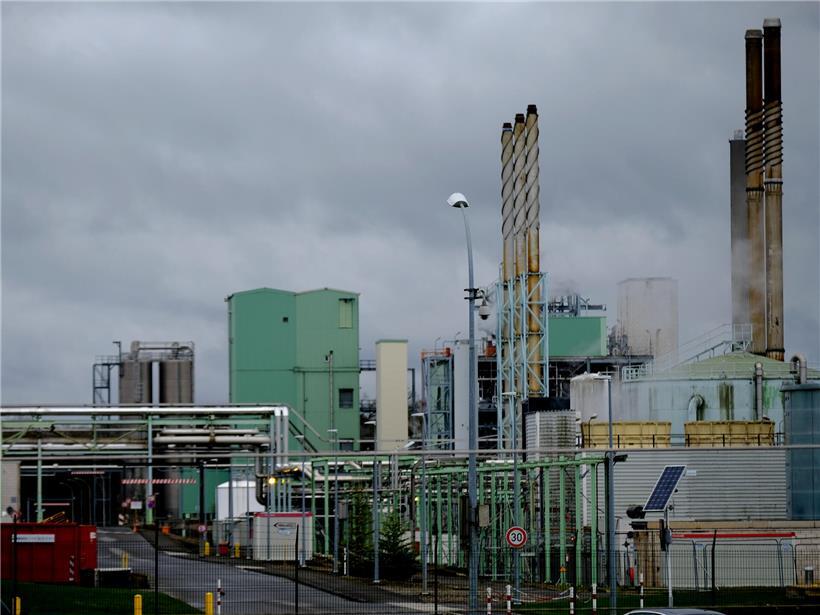 Industrie in Luxemburg mit Ingenieuren bei moderner Fertigung und technischer Innovation im Werk