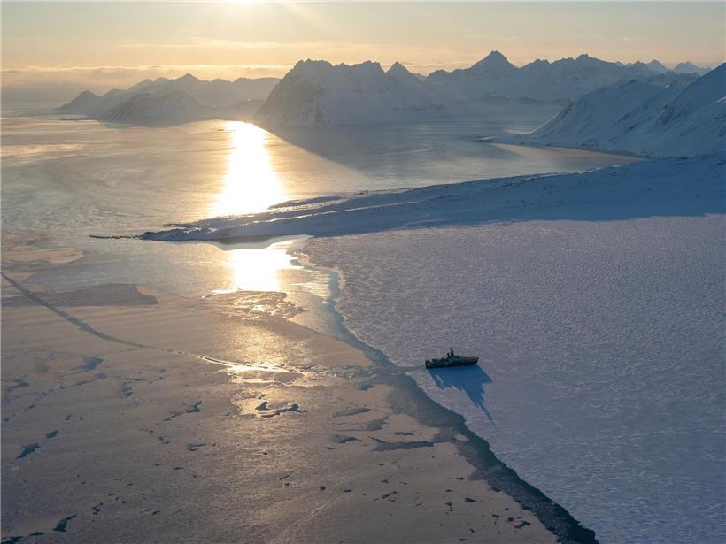 Luftaufnahme der kühlen Küste von Svalbard im hohen Norden mit arktischer Landschaft und Bodenschätzen Norwegens
