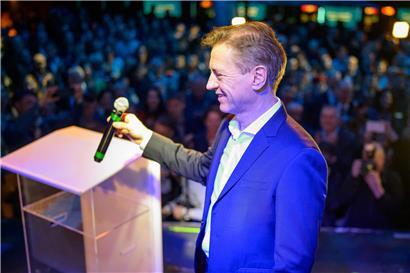 Liberale Partei knapp vor Konservativen bei Parlamentswahl, Wahlergebnisse und politische Konkurrenz sichtbar