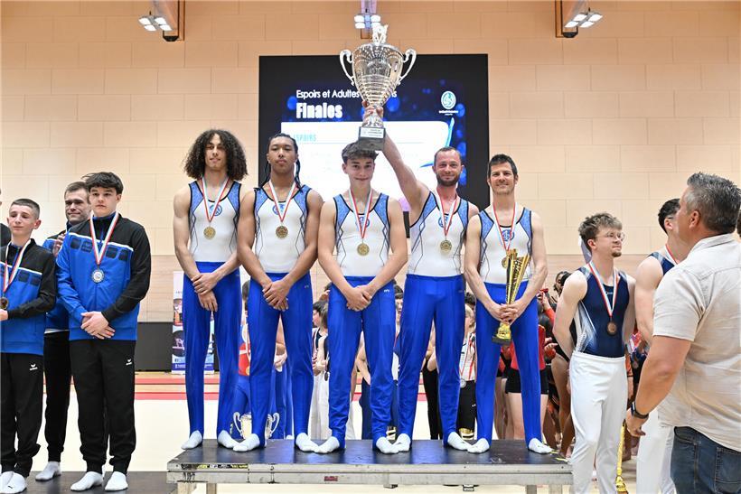 Liberté Niederkorn Spieler feiern Sieg und Pokalsieg bei Herren-Fußballturnier, ersetzen Bettemburg als Champions