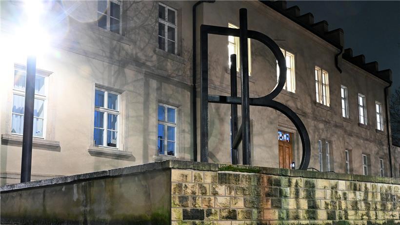 Lichter am Bridderhaus in der rue Léon Metz erlöschen nachts ab Mitternacht, Straßenszene Luxemburg