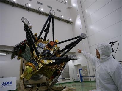Die MMX-Sonde verfügt über ein Rückkehrmodul inklusive der Landekapsel mit ihren thermischen Schutzschilden. Dieses wird am Ende der MMX-Mission Proben des Marsmonds Phobos zurück zur Erde bringen.