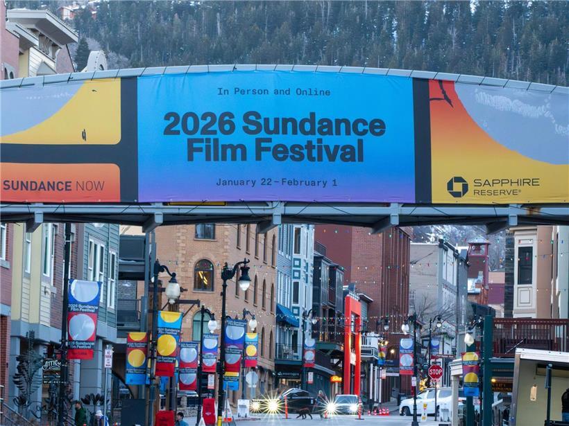 Main Street während des Sundance Film Festivals mit Festivalbesuchern und dekorierten Gebäuden am Straßenrand