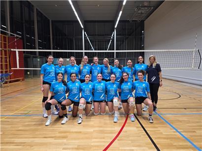 Belair Mannschaft in Sportkleidung posiert gemeinsam im Freien vor grünem Hintergrund