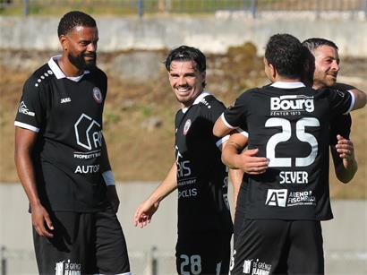 Fußballmannschaft sammelt Selbstvertrauen bei erfolgreichen Testspielen auf dem Spielfeld