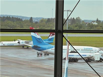 Archivfoto einer am Boden gebliebenen Maschine am Samstag, Illustration eines Flugzeugausfalls im Luftverkehr