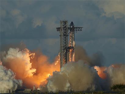 SpaceX Starship Mega-Rakete startet Testflug von der Starbase Texas mit beeindruckender Rauchwolke am Himmel