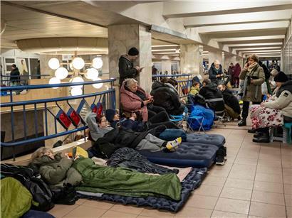 Menschen suchen in Kiewer U-Bahnstation Schutz vor russischen Angriffen während Krieg in der Ukraine