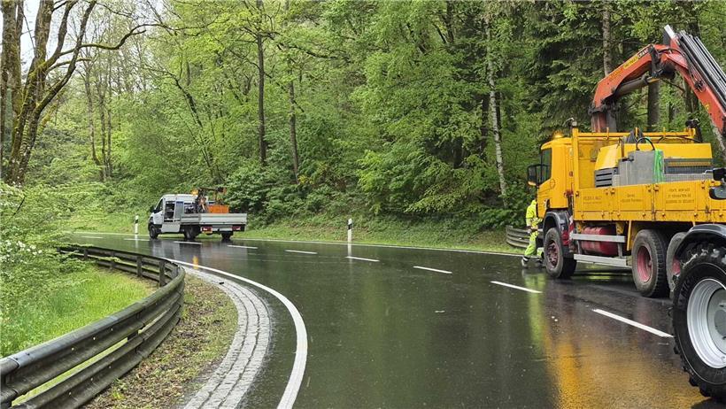 Polizeimessspuren auf der Fahrbahn nach Unfall, sichtbare Markierungen für Unfallrekonstruktion