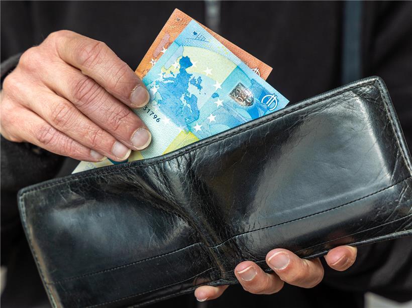 Grafik zeigt steigende Mindestlöhne in EU-Ländern, die oft nur zum Überleben reichen, wirtschaftliche Herausforderungen verdeutlicht