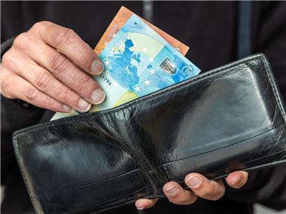 Grafik zeigt steigende Mindestlöhne in EU-Ländern, die oft nur zum Überleben reichen, wirtschaftliche Herausforderungen verdeutlicht