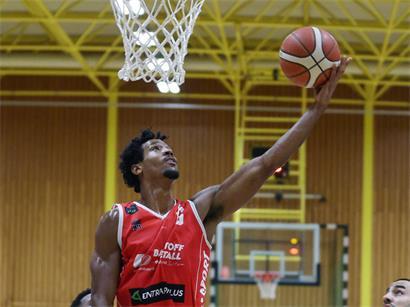 Die Musel Pikes um Profi-Spieler Johnson ziehen souverän ins Viertelfinale ein