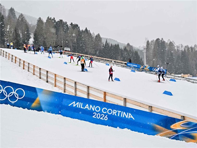Olympische Winterspiele 2026 in Norditalien mit verschneiten Bergen und sportlichen Wettkämpfen