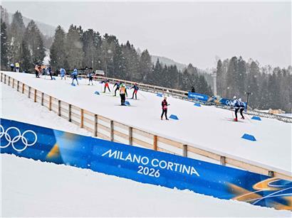 Olympische Winterspiele 2026 in Norditalien mit verschneiten Bergen und sportlichen Wettkämpfen