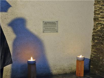 Gedenktafel mit der Aufschrift „Die Opfer von Sonnenburg sind nicht vergessen“ als Mahnmal und Erinnerung