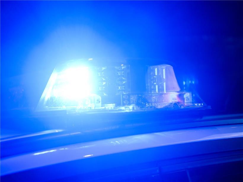 Polizeieinsatzfahrzeug mit blauem Blitzlicht in Hannover, Niedersachsen, bei Messerangriff am 06.12.2024