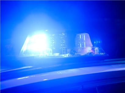 Polizeieinsatzfahrzeug mit blauem Blitzlicht in Hannover, Niedersachsen, bei Messerangriff am 06.12.2024