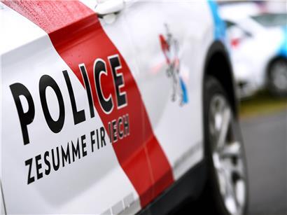 Polizeibeamte nehmen zwei Personen bei einer Festnahme im urbanen Umfeld fest