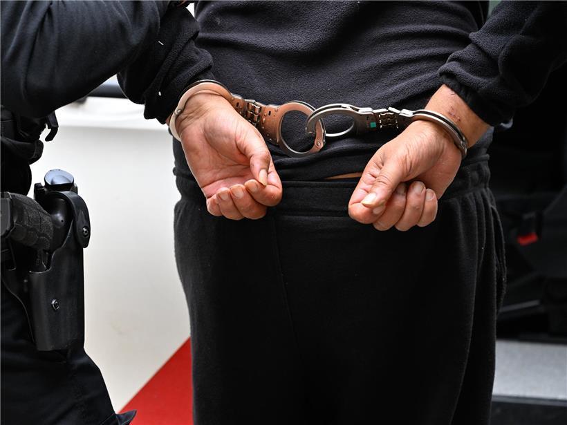 Zwei festgenommene Tatverdächtige bei Polizeieinsatz am Tatort