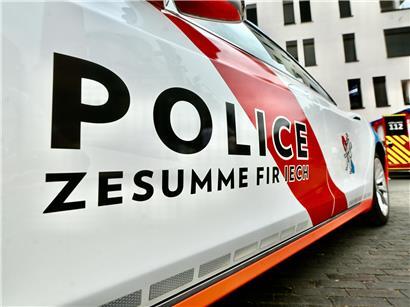 Polizeiwagen und Einsatzkräfte bei mehreren nächtlichen Polizeieinsätzen in der Stadt