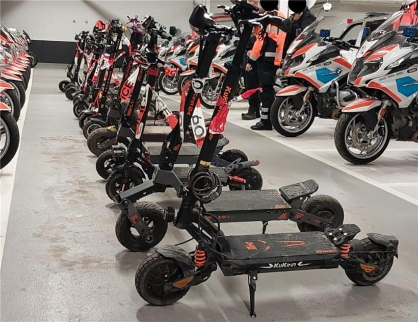 Polizeikontrolle mit mehreren festgestellten Verkehrsverstößen auf einer Straße bei Tageslicht