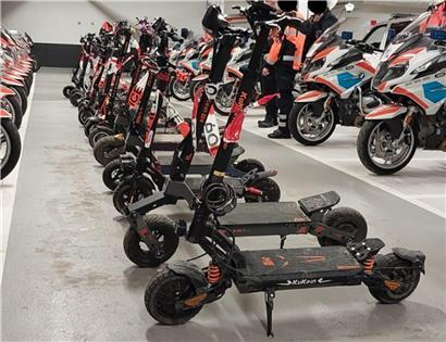 Polizeikontrolle mit mehreren festgestellten Verkehrsverstößen auf einer Straße bei Tageslicht