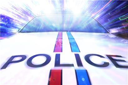 Polizeieinsatz am Samstagabend nach mehreren Überfällen in der Stadt, Einsatzkräfte sichern den Tatort