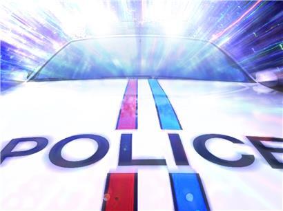 Polizeieinsatz nachts wegen mehrerer Schlägereien in der Stadt, Einsatzkräfte sichern den Tatort und trennen Beteiligte