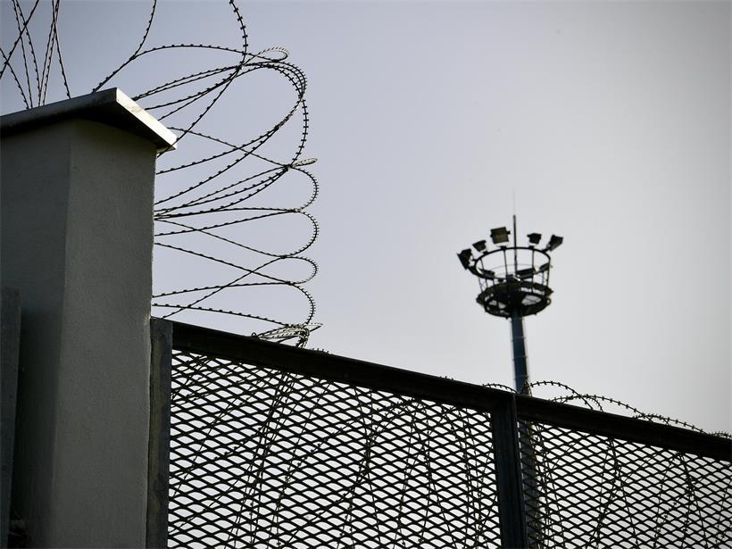Die Polizei nahm einen 15-Jährigen fest, nachdem er mit einer Luftdruckwaffe mehrfach auf eine Person geschossen hatte