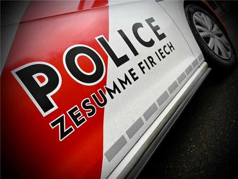 Polizeibeamte nehmen zwei Verdächtige nach Diebstählen fest, Einsatz am Tatort bei Tageslicht