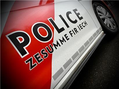 Polizeibeamte nehmen zwei Verdächtige nach Diebstählen fest, Einsatz am Tatort bei Tageslicht