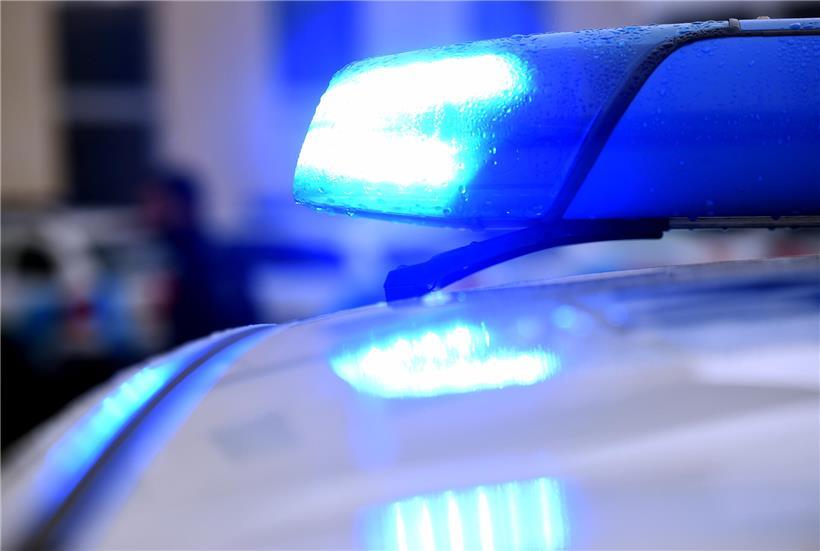 Polizeiauto mit Blaulicht bei nächtlichem Einsatz, symbolisiert 70 Polizeieinsätze an einem Tag