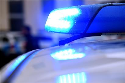 Polizeiauto mit Blaulicht bei nächtlichem Einsatz, symbolisiert 70 Polizeieinsätze an einem Tag