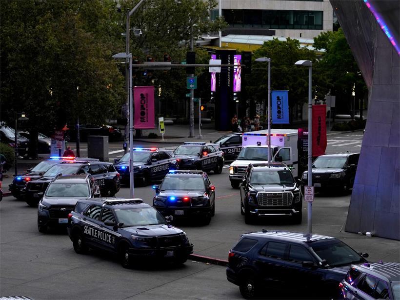 Die Polizei von Seattle rückt zum Seattle Center aus, nachdem beim „Bite of Seattle“-Food-Festivals Schüsse gefallen sind