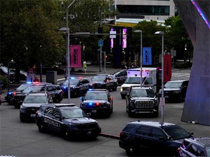 Die Polizei von Seattle rückt zum Seattle Center aus, nachdem beim „Bite of Seattle“-Food-Festivals Schüsse gefallen sind
