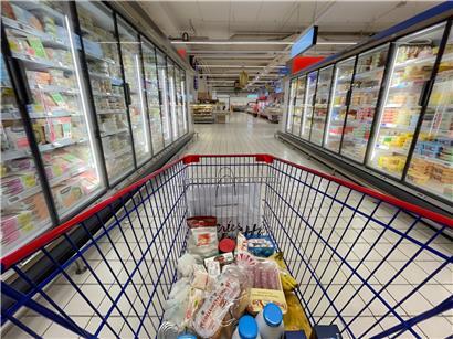 Lebensmittelpreise steigen im Jahresvergleich um 2,7 Prozent, steigende Kosten für Verbraucher und Inflationstrend sichtbar