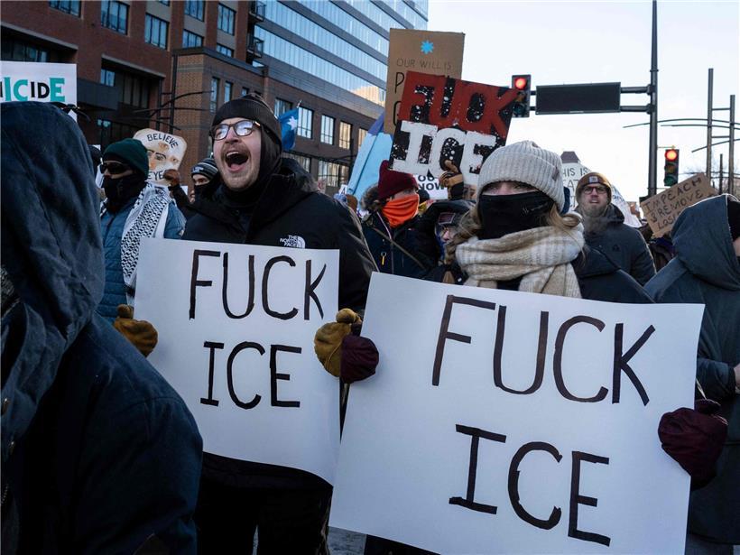 Proteste in Minneapolis gegen ICE-Miliz von Trumps Einwanderungsbehörde mit Demonstranten und Schildern