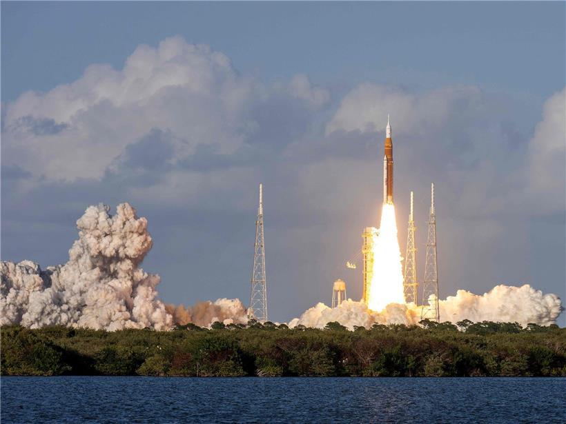 Rakete startet am Kennedy Space Center Cape Canaveral bei Sonnenuntergang, Raumfahrtstart Mittwochabend Florida