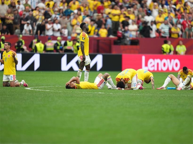 Kolumbianische Fußballspieler enttäuscht nach Niederlage im Elfmeterschießen bei internationalem Turnier