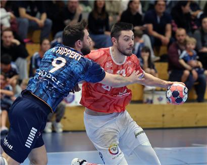Red Boys Fußballteam mit Lucas Meyffret feiern Führung an Tabellenspitze, drei Punkte Vorsprung im Spielstadion